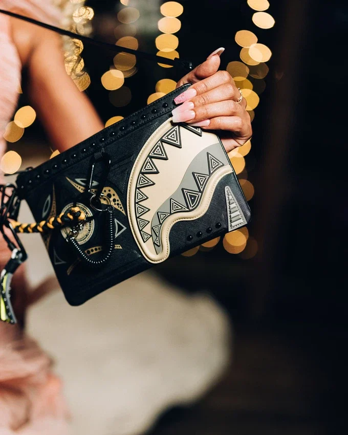 A.I. AFRICAN INTELLIGENCE SHARKS OF THE GOLD OCEAN CROSSOVER CLUTCH – SANDFLOWER-KOLLABORATION
