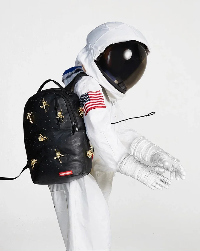 DER „LOST IN SPACE“-Rucksäcke (10 3D-ASTRONAUTEN AUS GOLDMETALL)
