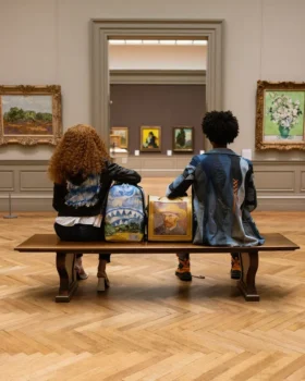DER MET VAN GOGH-RUCKSACK „WEIZENFELD MIT ZYPRESSEN“