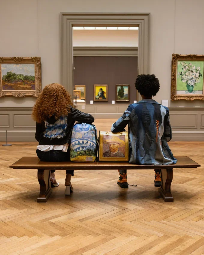 DER MET VAN GOGH-RUCKSACK „WEIZENFELD MIT ZYPRESSEN“