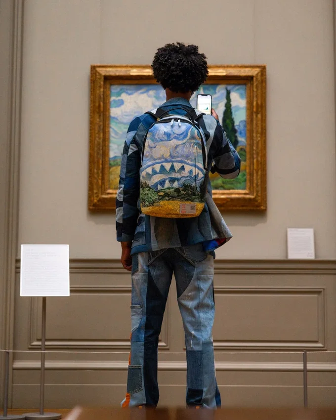 DER MET VAN GOGH-RUCKSACK „WEIZENFELD MIT ZYPRESSEN“