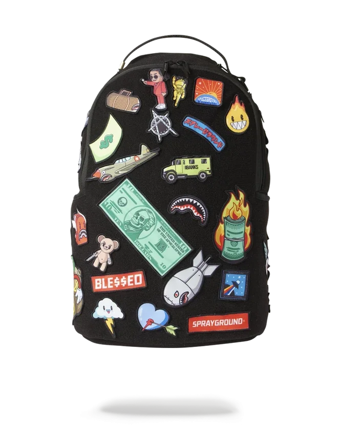 DER RUCKSACK MIT 32 ABNEHMBAREN PATCHES UND KLETTVERSCHLUSS