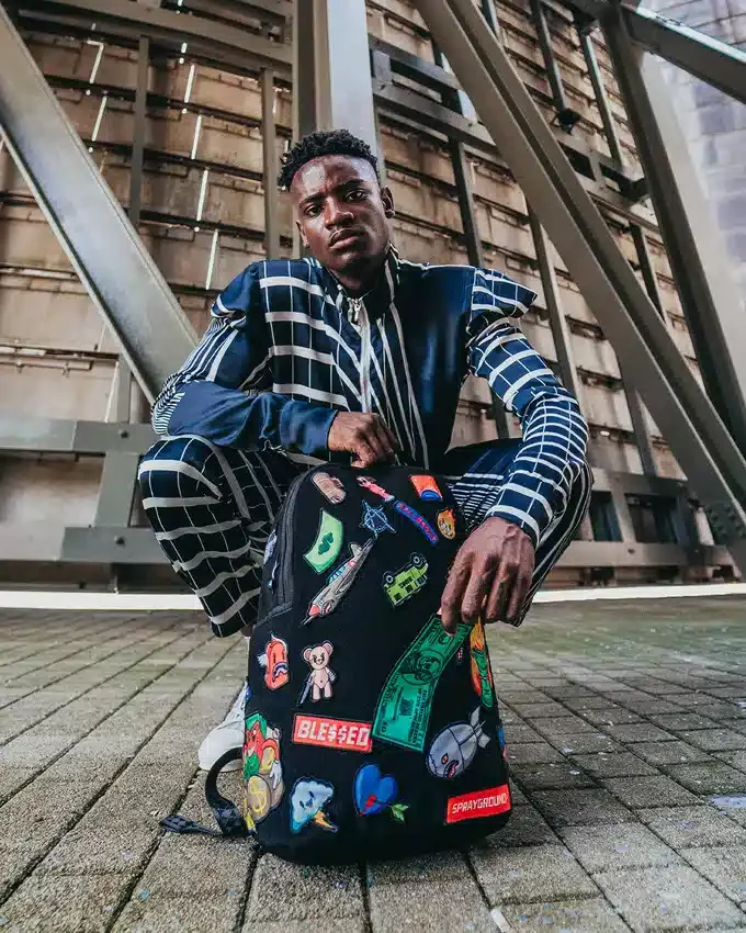 DER RUCKSACK MIT 32 ABNEHMBAREN PATCHES UND KLETTVERSCHLUSS
