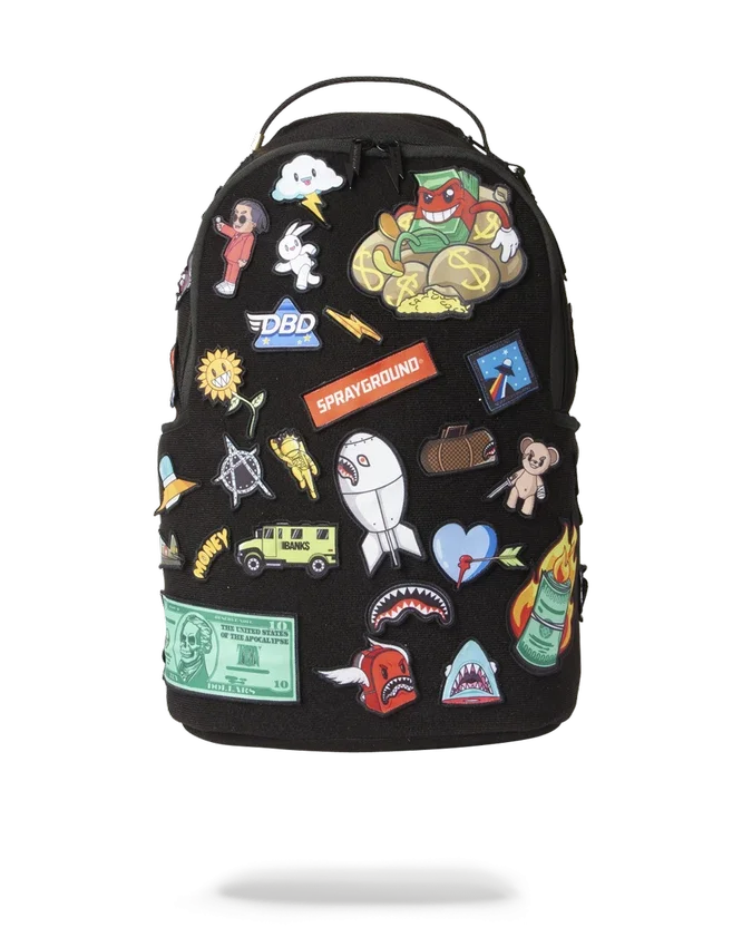 DER RUCKSACK MIT 32 ABNEHMBAREN PATCHES UND KLETTVERSCHLUSS