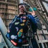 DER RUCKSACK MIT 32 ABNEHMBAREN PATCHES UND KLETTVERSCHLUSS