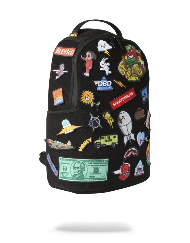 DER RUCKSACK MIT 32 ABNEHMBAREN PATCHES UND KLETTVERSCHLUSS