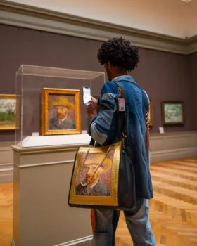 DIE MET VAN GOGH FRAMED SELF-PORTRAIT IN TRAGETASCHEN
