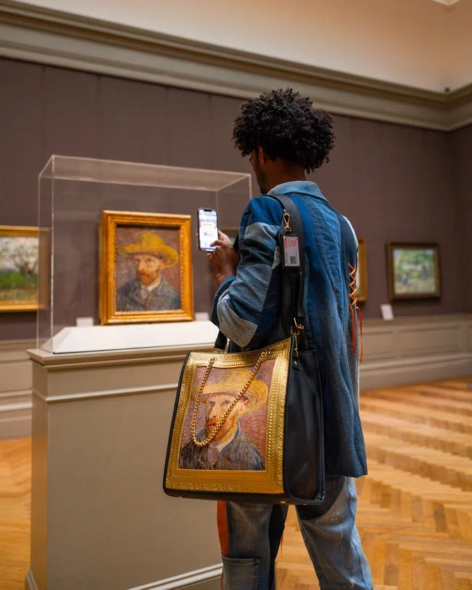DIE MET VAN GOGH FRAMED SELF-PORTRAIT IN TRAGETASCHEN