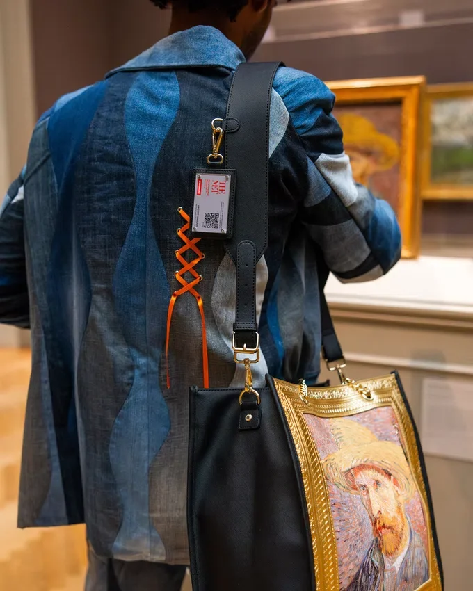 DIE MET VAN GOGH FRAMED SELF-PORTRAIT IN TRAGETASCHEN