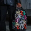 ECHTE BÄREN SIND IN DIESEM RUCKSACK VERSTECKT