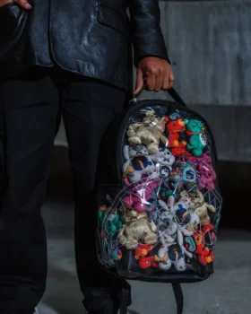 ECHTE BÄREN SIND IN DIESEM RUCKSACK VERSTECKT
