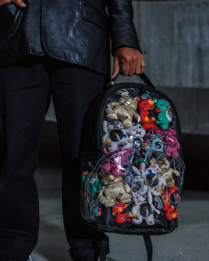 ECHTE BÄREN SIND IN DIESEM RUCKSACK VERSTECKT