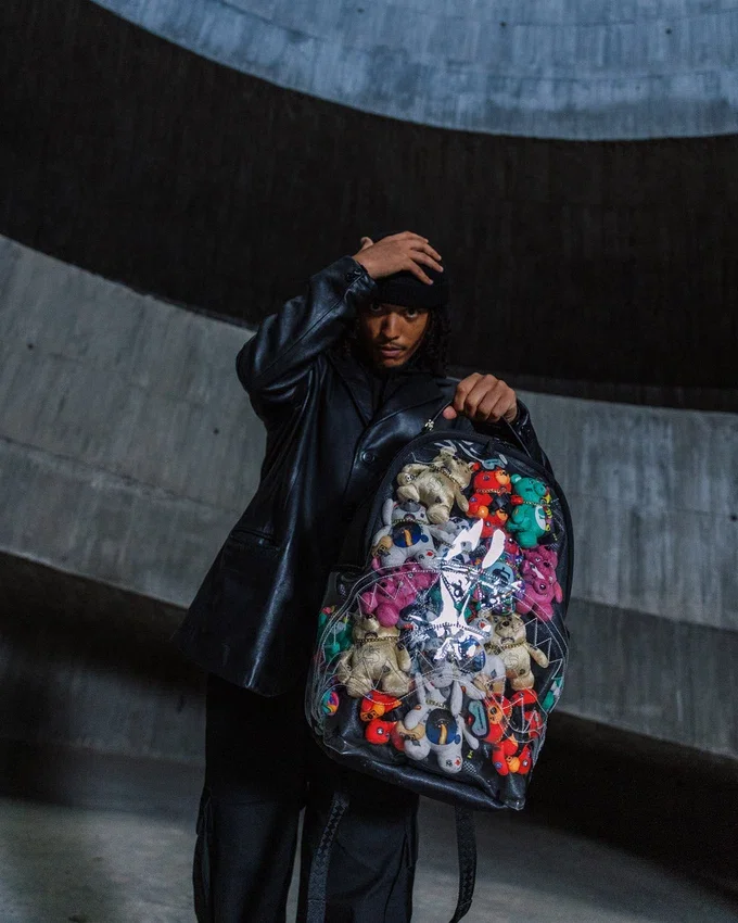 ECHTE BÄREN SIND IN DIESEM RUCKSACK VERSTECKT