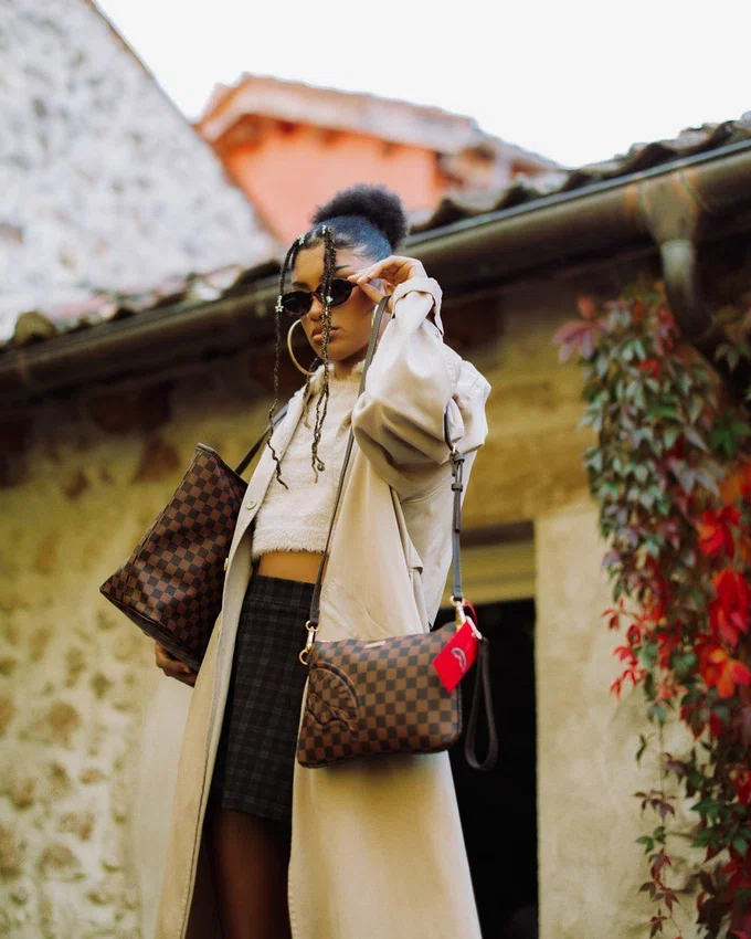 FROM PARIS WITH LOVE CROSSOVER-CLUTCH