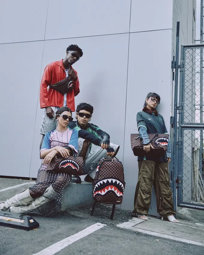 KYOTOKNIT SHARKS IN PARIS Savvy Umhängetasche