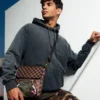 MESSENGER-SLING-TASCHE „SHARKS IN PARIS“ MIT GOLDENER REISSVERSCHLUSSTASCHE AUF DER AUSSENSEITE