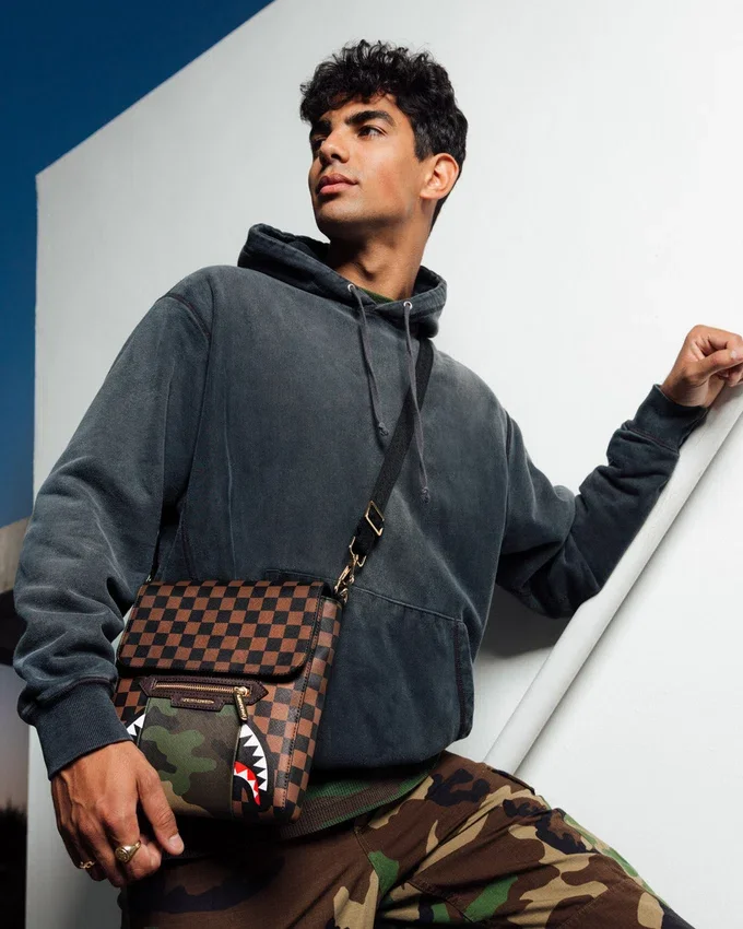 MESSENGER-SLING-TASCHE „SHARKS IN PARIS“ MIT GOLDENER REISSVERSCHLUSSTASCHE AUF DER AUSSENSEITE