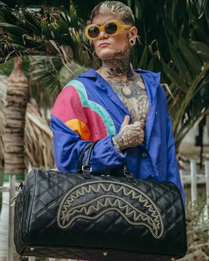 NOIR QUILT GOLD CHAIN SHARK Seesäcke