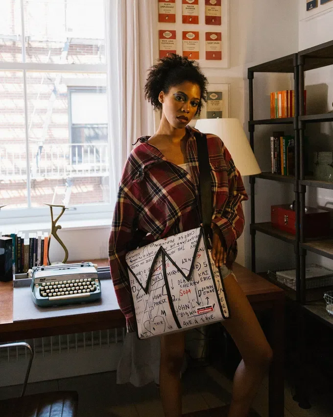 OFFIZIELLE BASQUIAT UNTITLED (CHEESE POPCORN) 1983 Sling-Taschen
