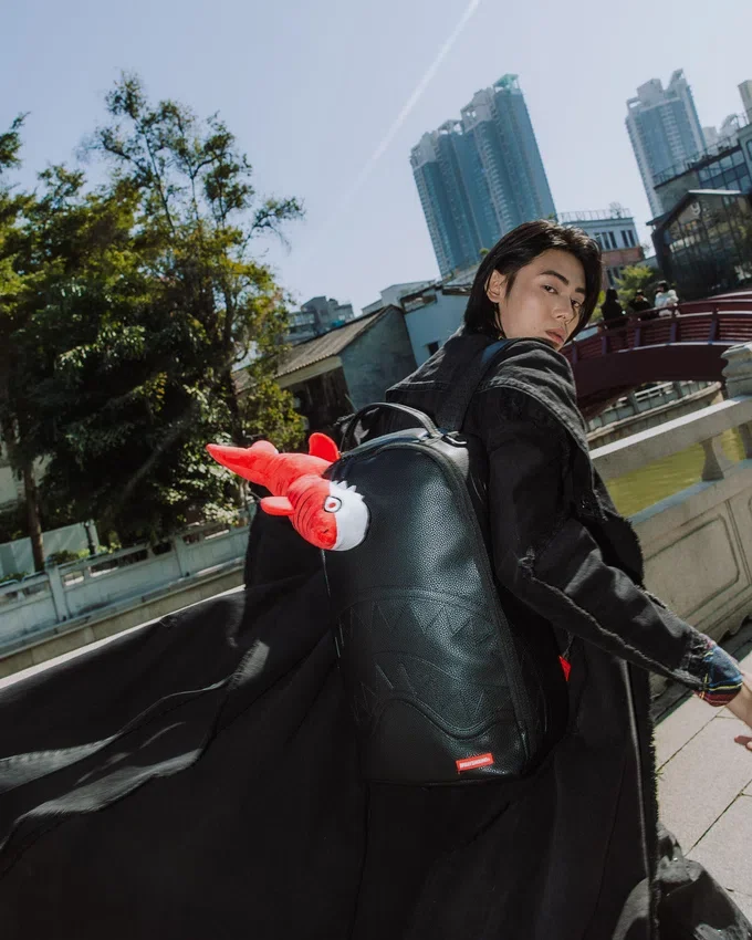 PLUSH SHARK BIG BITE RUCKSACK