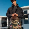 RUCKSACK „SHARKS IN PARIS“ MIT GOLDENER REISSVERSCHLUSSTASCHE AUF DER AUSSENSEITE (DLXV)