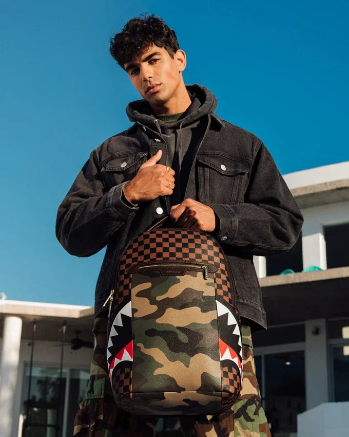 RUCKSACK „SHARKS IN PARIS“ MIT GOLDENER REISSVERSCHLUSSTASCHE AUF DER AUSSENSEITE (DLXV)