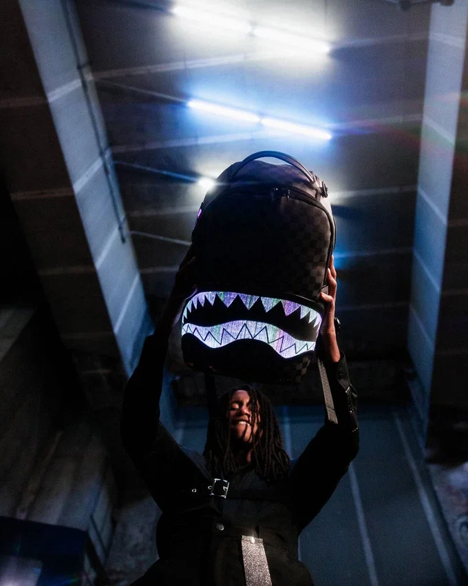 SHARK OPTICS – DER LIGHT-SHOW-RUCKSACK