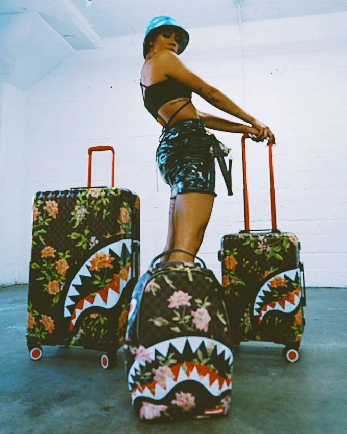 SHARKFLOWER 29,5-Zoll-Reisegepäck im Standardformat von SHARKNAUTICS