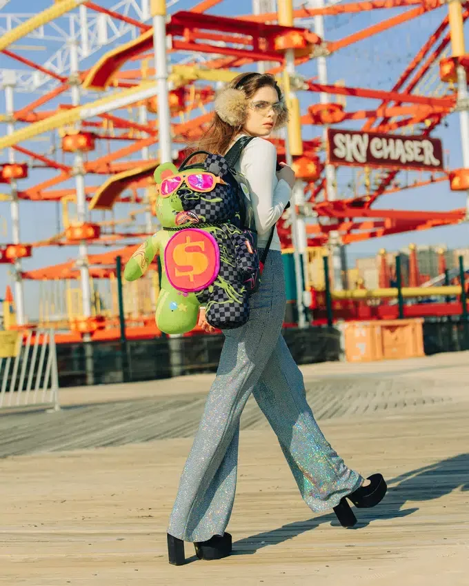 SLIME DIME MONEYBEAR TEDDYBÄR AUF DEM RUCKSACK