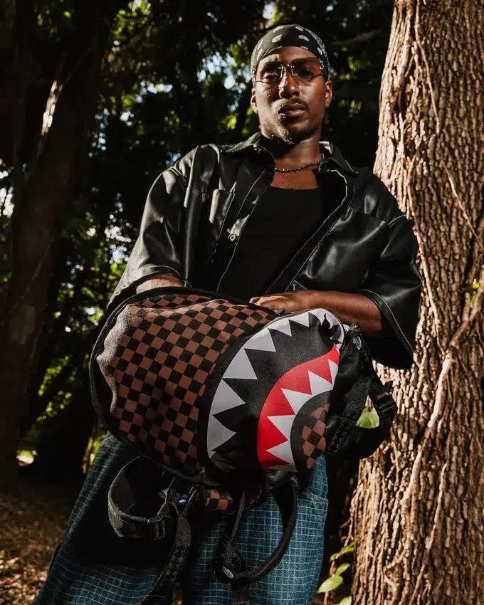 UNGLAUBLICH!!! EIN WENDBARER RUCKSACK – VON LILA VELOUR ZUM OG SHARKS IN PARIS-RUCKSACK