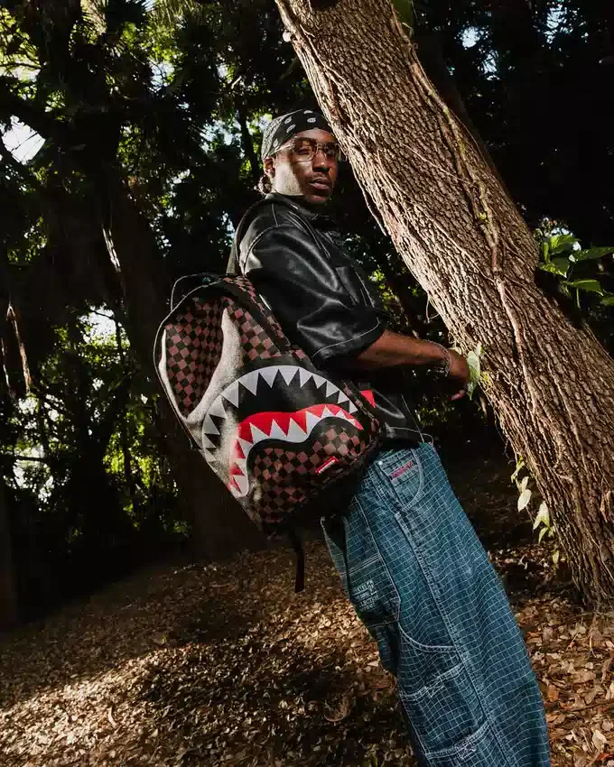 UNGLAUBLICH!!! EIN WENDBARER RUCKSACK – VON LILA VELOUR ZUM OG SHARKS IN PARIS-RUCKSACK
